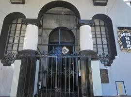 Hostal House 995, готель у Сантьяго
