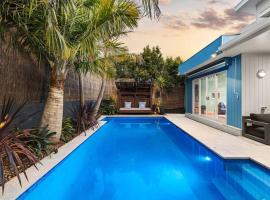 Luxury Poolside Oasis with Views sleeps 11, hotel em Ocean Grove