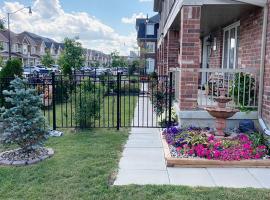 Beautiful House in Brampton Area, ON Canada，布蘭普頓的飯店