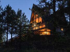 Lazy Bear Lodge on 5 Acres with Mountain Views!, hótel í Florissant