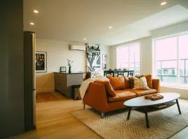 Chic Cozy Retreat - 2BR - Stunning North End Views