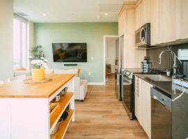 Luxury 1BR Penthouse Apt In Central Halifax, hotel v mestu Halifax