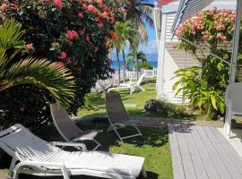 Duplex bord de mer, hotel in Terre-de-Haut