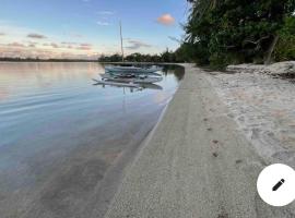 Les pieds dans l’eau à huahine. Maison climatisée, cottage in Parea