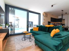 Designer Villa Neva With Magic Velebit View, holiday home in Ražanac