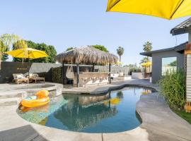 Desert Paradise salt water pool & Spa 1 mile to Coachella Fest, cabaña en Indio