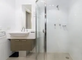 Central 1-Bed with Parking BBQ and Indoor Pool