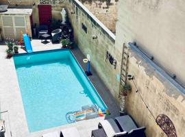 Free Breakfast, Pool, Spacious Aircon Hideaway, homestay di Mosta