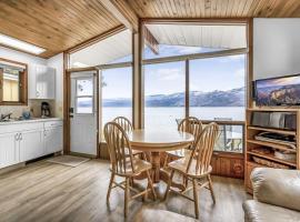 Cozy Cottage by the Lakeshore #4, tradicionalna kućica u gradu 'West Kelowna'