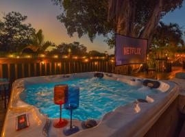 Paradise Palms: Private - Hot Tub - Movie Theater, villa sihtkohas Marathon