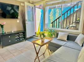 Serene 2BR Suite at Lloyd Ave, cabana o cottage a North Vancouver