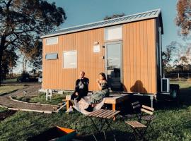 Odyssean Tiny House, mažasis namelis mieste Sesnokas