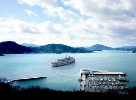 Rirakkusu Floating Hotel, Hotel in Inandeng