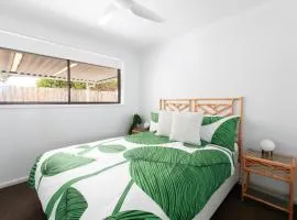 "Julies"-Big fenced yard, nearby beach, Pet friendly