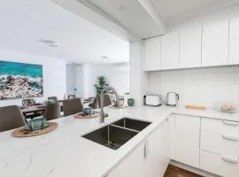 "Julies"-Big fenced yard, nearby beach, Pet friendly