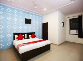 OYO Flagship 44151 Royal Guest House, hotel in Garhi Harsāru