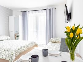 Sosnowe Zacisze - Nowoczesne Pokoje Blisko Jeziora, hotel v destinaci Swornegacie