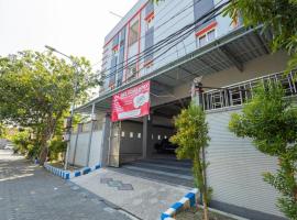 RedDoorz near Universitas Wijaya Kusuma Surabaya 2, готель в районі Dukuh Pakis, у місті Putat-wetan