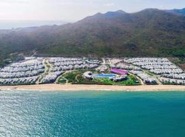 Luxury Villa - Relax - Fun - Near Vung Tau, strandhotell i Long Hai