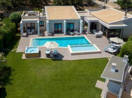 Oak Tree Villas، فندق في Prinés