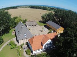 Traumhafter Vierseitenhof in Ostseenähe für Workshops, Seminare und Retreats, hotel in Pommerby