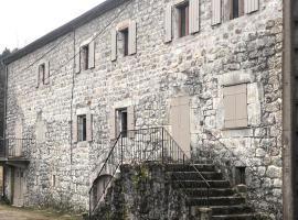 Ardèche maison 12 personnes, hotel in Usclades