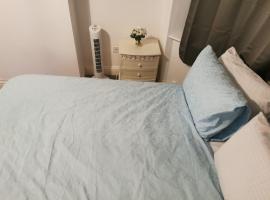 Large Double Room Private Bathroom And SmartTV 8, homestay in Barking