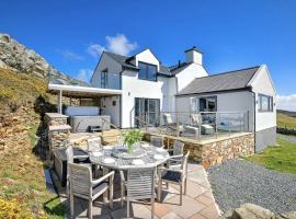Goferydd, South Stack, Anglesey, 4 bed luxury home, hot tub, dog friendly, family hotel in Holyhead