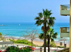 Prime Beachfront Living - Sea View, Large Balcony & Private Garage, hotel v destin&aacute;cii Portim&atilde;o