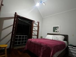 Excelente quarto em Alphaville, hôtel à Santana de Parnaíba