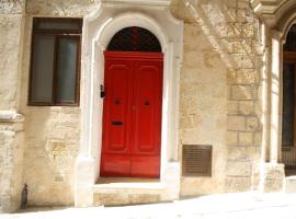 Old refurbished Apartment in Bormla, hotel i Cospicua