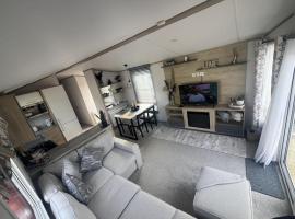 3-Bed Lodge Sleeps 6 Hot tub, khách sạn ở Preston