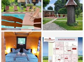 Ferienhaus mit Garten, Pool und Gastraum im Vogtland bis 25 Personen, hotel amb aparcament a Heinsdorfergrund