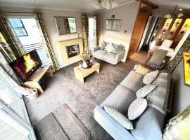 Impeccable 2-Bed Lodge in Preston hot hub