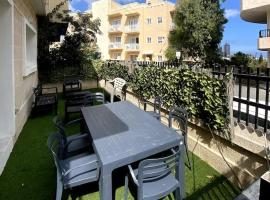 Flat St Julians for 7 people, Spacious and Bright, appartamento a Tal-Għoqod