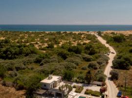 Villa Flamingo - 4 bedrooms - Private Pool - Next to renowned Issos Beach & Lake Korission, hotel v destinaci Línia