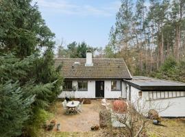 Cozy Home In Nykbing Sj With Kitchen, căsuță din Nykøbing Sjælland