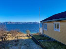 Awesome Home In Raudeberg With House A Panoramic View, hytte i Raudeberg