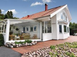 Nice Home In Alingss With Lake View, cabaña o casa de campo en Alingsås