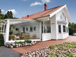 Nice Home In Alingss With Lake View, cottage in Alingsås