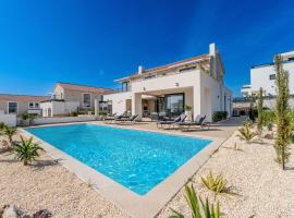 Luxury Villa Kaia with heated pool and SPA, hotel din Vodice