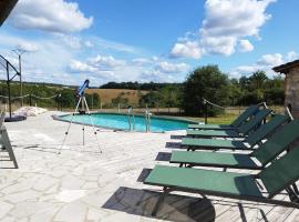 Gîte avec piscine Chez Labaurie, hotel v destinaci Marthon