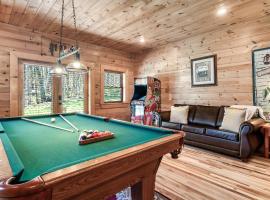 Spectacular MTNS Views with PRIVATE HOT TUB with Pool Table and Private Pond, villa em Sevierville