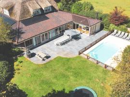 Beautiful American style villa with heated Pool and Jacuzzi, hotel with parking in Heerhugowaard