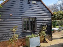 The Barn - Quiet Location, hotel with parking in Ashford