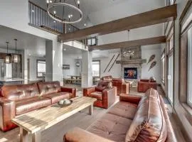 Luxury Cottage at Blue Mountain, Private Beach Access, BBQ, Hot Tub, 7 baths