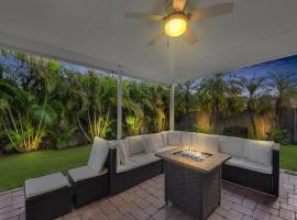 Naples Park Beach Home 1 MILE to Beach! Hot Tub Jacuzzi, BBQ Grill, Pool Table, hotel in Naples