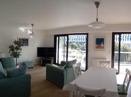 Spacious 70 m flat with Balcony and sea view!, feriebolig i Cannes