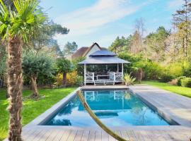 Villa avec piscine au coeur de la forêt, готель у місті Ле-Туке-Парі-Плаж