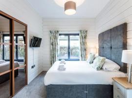 Roydon Marina - Lodge 3 - Hot Tub, hotel na may parking sa Roydon